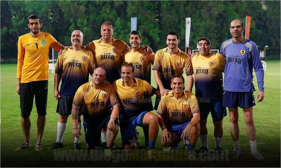 Maradona posa junto a su equipo de veteranos en Dubai.