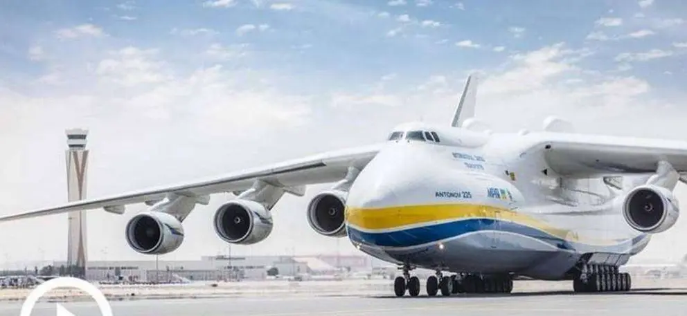 El avión Antonov 225 en el Aeropuerto DWC de Dubai.