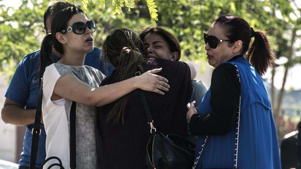 Familiares de las víctimas desaparecidas en el vuelo de Egyptair. (CNN)