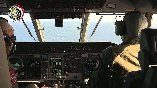 Imagen de la cabina de uno de los aviones de búsqueda.