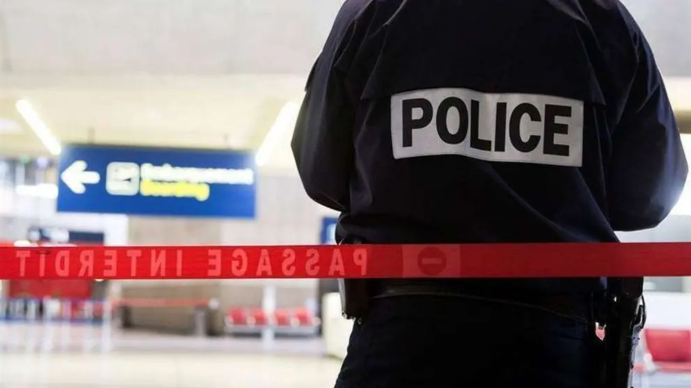 Un policía francés en el aeropuerto Charles de Gaulle.