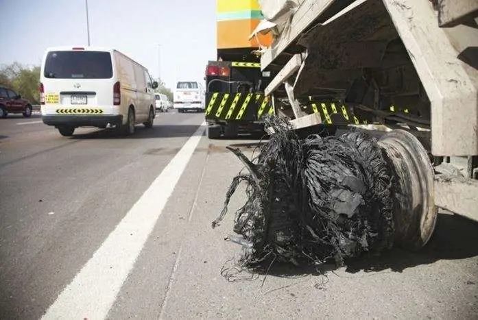 El calor pasa factura a la rueda de los automóviles en Emiratos.