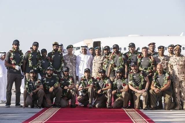 El equipo de soldados emiratíes y autoridades en el aeropuerto Al Bateen de Abu Dhabi.