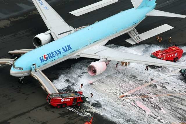 Bomberos apagan el incendio originado en un avión de Korean Air. (Reuters)
