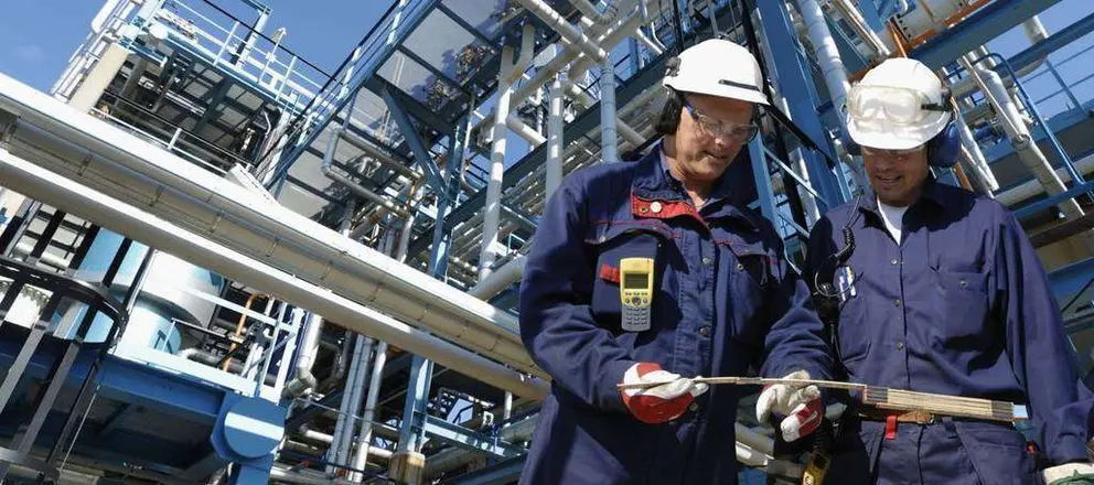 Trabajadores en una planta petrolera de Omán.