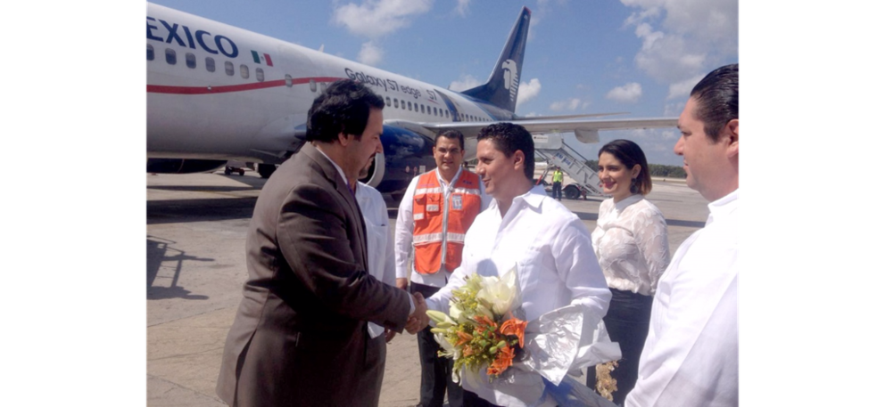 Raúl Enrique Andrade Angulo recibe a Ahmed Bin Abdullah Al Kuwari, en Cancún (Carlos Águila).