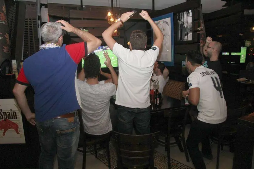 Hinchas madridistas se lamentan de una ocasión perdida en Casa de Tapas. (EL CORREO)