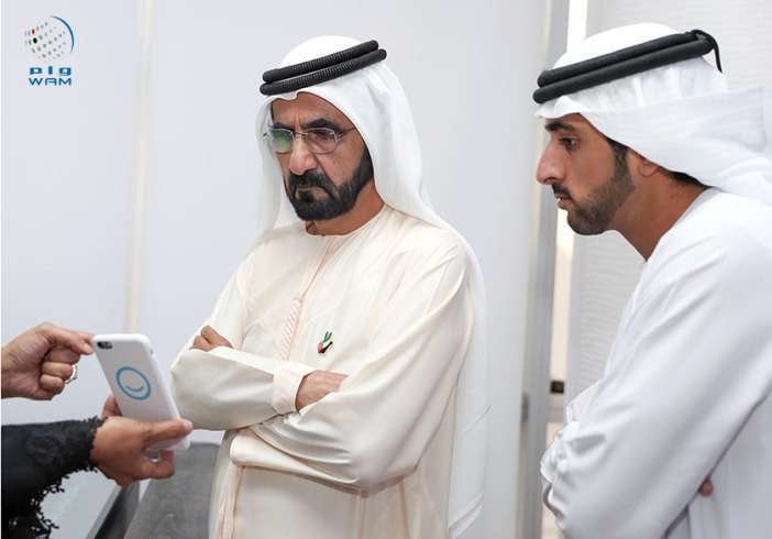 El jeque Mohammed y el príncipe heredero de Dubai durante la presentación de los datos de felecidad.