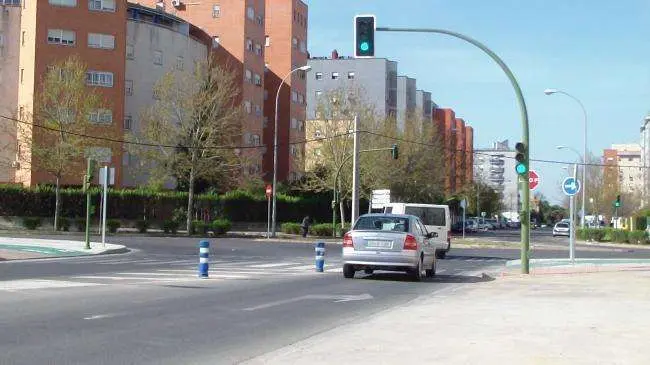 Perspectiva de la Avenida del Deporte en la ciudad española de Sevilla.