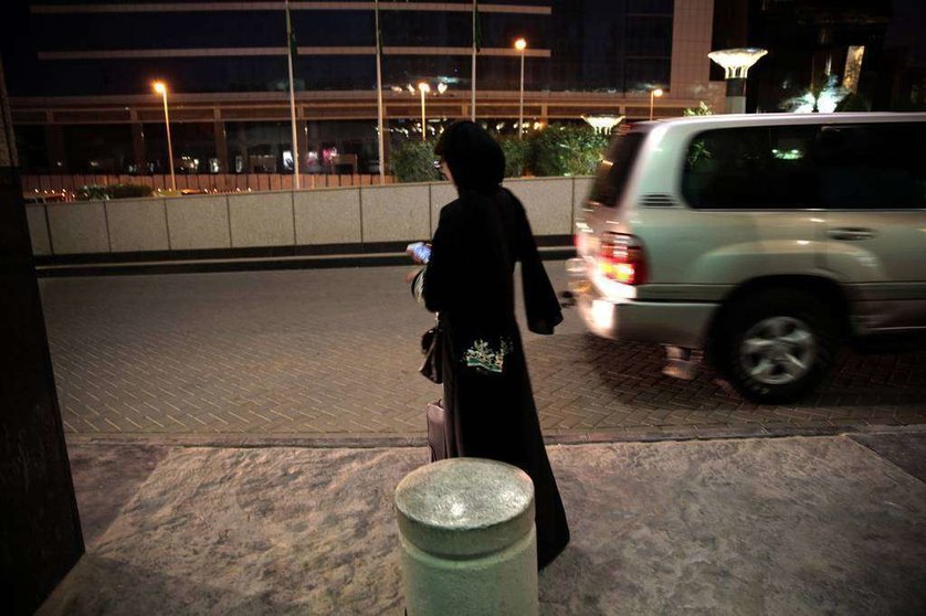 Una mujer saudí espera un coche de Uber.