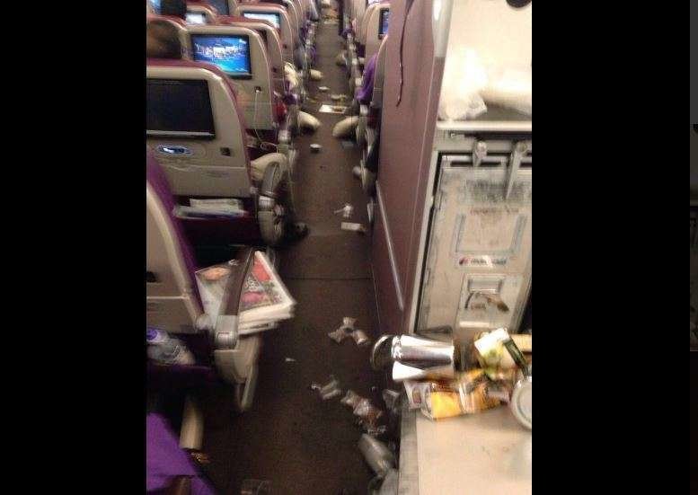 Imagen del pasillo del avión de Malaysia después de las turbulencias.