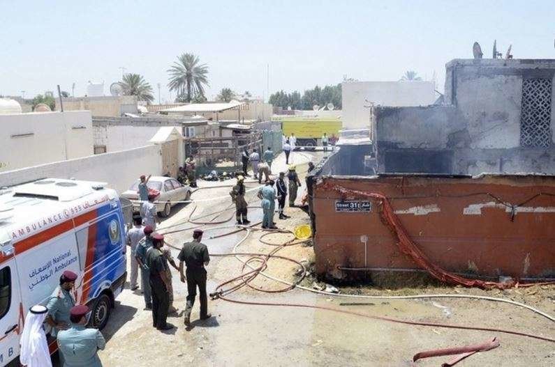 Los bomberos de Sharjah pudieron rescatar a dos familias.