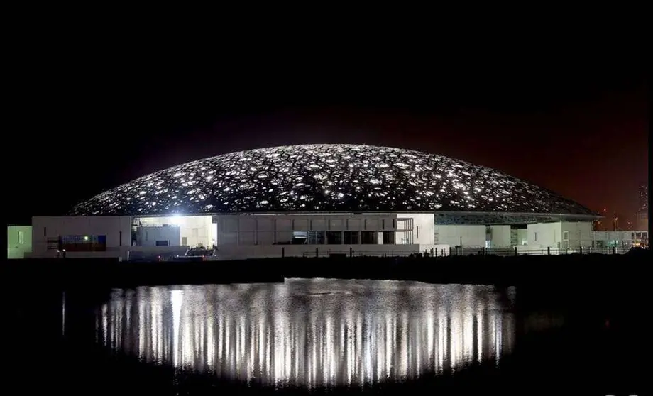 Imagen nocturna del Museo del Louvre de Abu Dhabi.