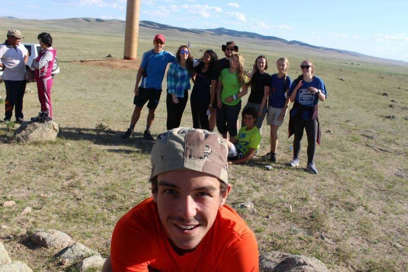 Selfie de Stuart Swindell Campoy (@stuartswindell en Instagram) con sus compañeros en Mongolia