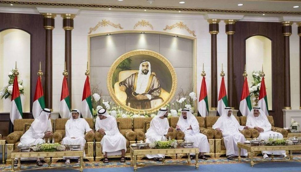 Un momento de una reunión por Ramadán de los gobernantes de los siete emiratos.