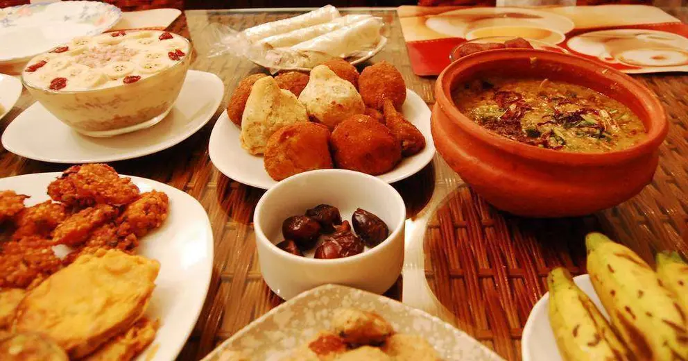 Una mesa preparada para el iftar. (Raasiel, Flickr)