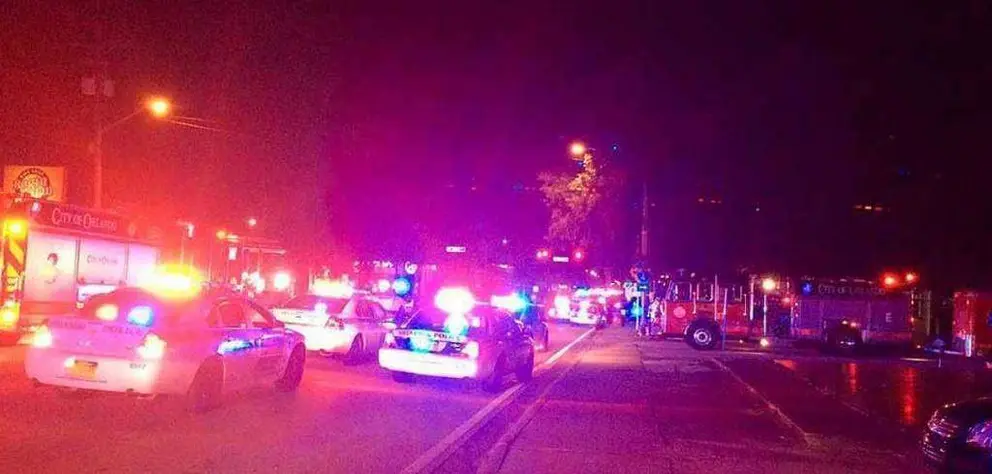 Patrullas de la policía a la puerta del club Pulse de Orlando.