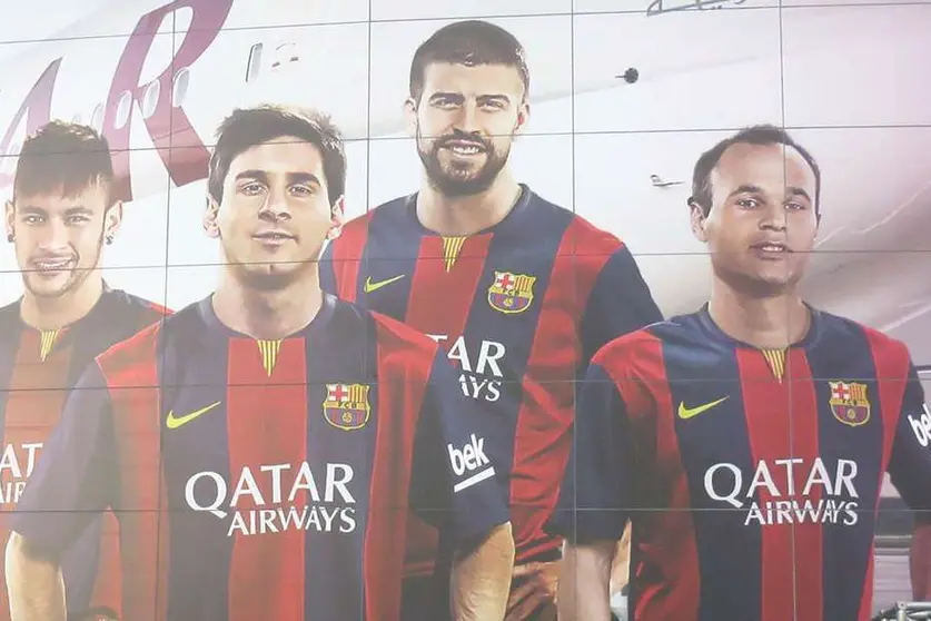 Jugadores del FC Barcelona con la publicidad de Qatar Airways.