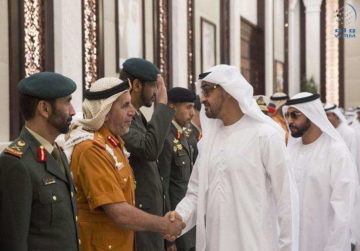 El príncipe heredero de Abu Dhabi saluda al personal militar.