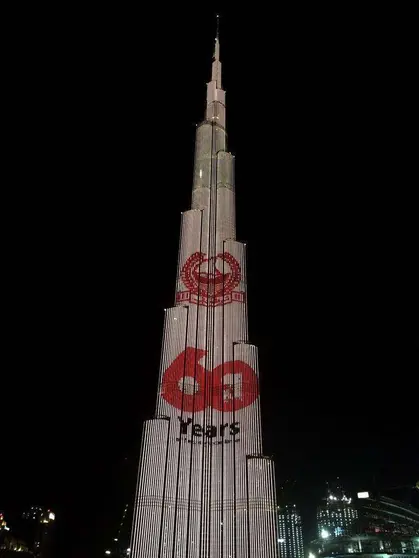 El Burj Khalifa de Dubai homenajea a la Policía del emirato.