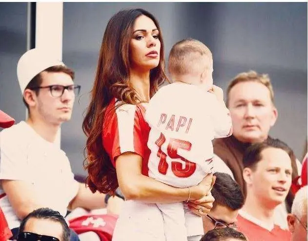 La modelo albanesa y su hijo viendo el encuentro Francia - Suiza.