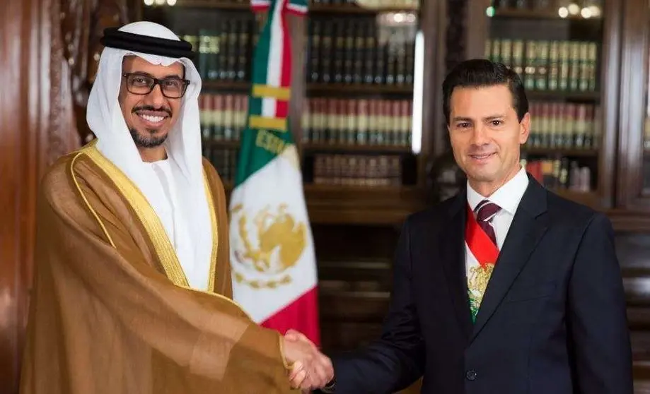 El presidente de méxico saluda al embajador de EAU.