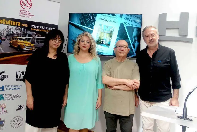 Protagonistas de la presentación de las actividades de CubaCultura, entre ellos Lourdes Martín -segunda por la izquierda- y Juan Manuel Seisdedos -a su derecha-. (Cedida)