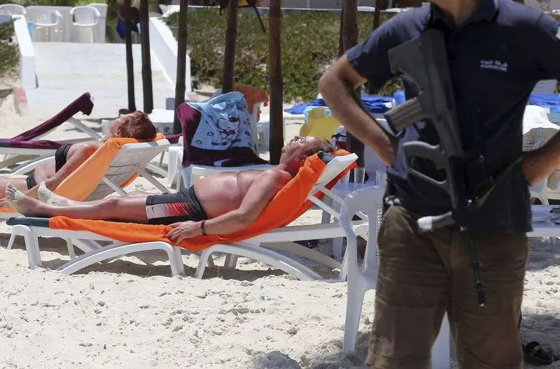 Vigilancia policial en una playa de Túnez. (Efe)