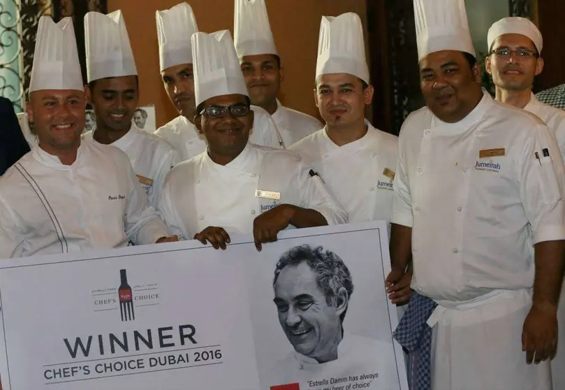 El chef Óscar Poquet, a la izquierda, junto a su equipo. (Cedida)