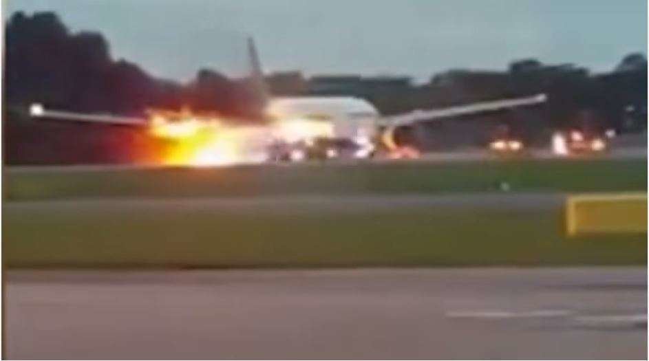 Una captura del vídeo sobre el avión de Singapore Airlines incendiado.