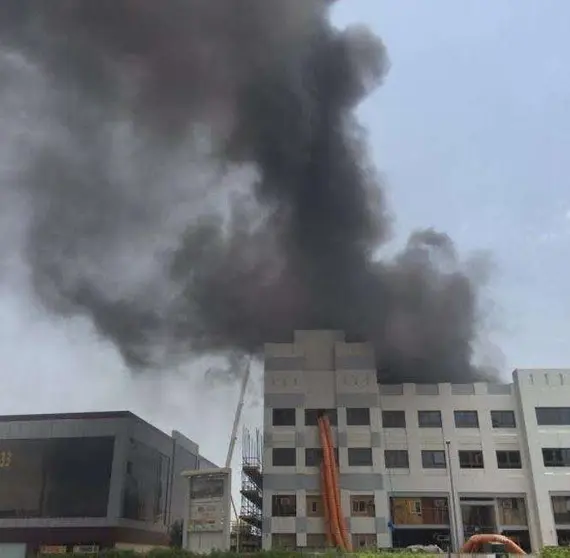 La columna de humo negro procedía de un edificio.