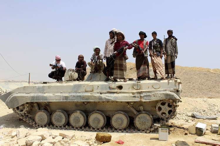 Ciudadanos yemeníes en un vehículo militar en Al Mukalla.