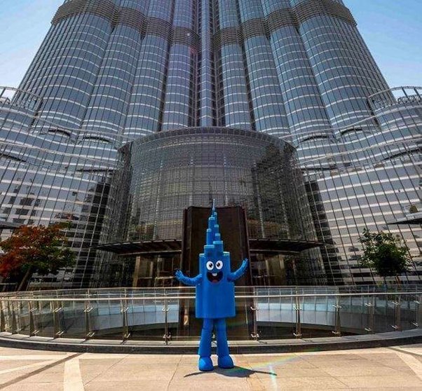La mascota 'señor Burj' a los pies del edificio más alto del mundo.