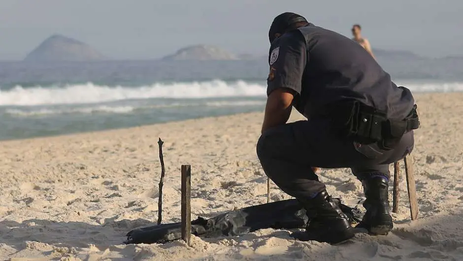 Un policía revisa la playa de Copacabana.