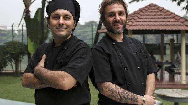 El chef argentino Diego Rossini a la izquierda de la imagen.