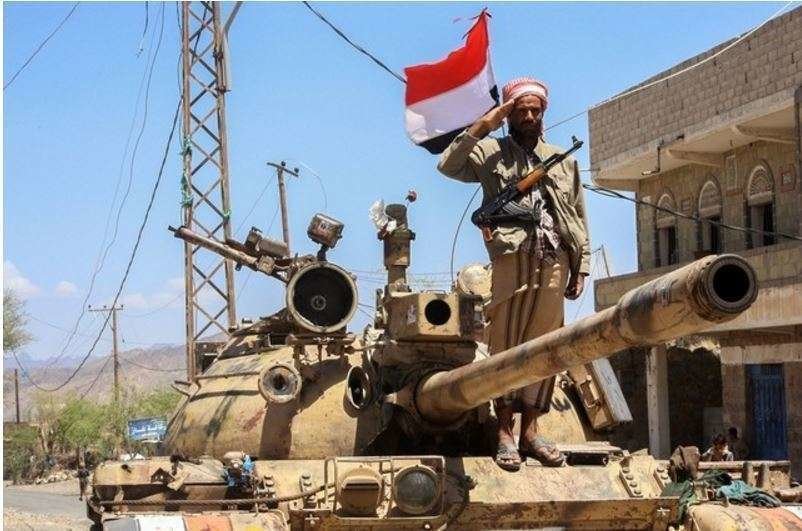 Un luchardor progubernamental en un tanque en la zona de Taiz en Yemen.