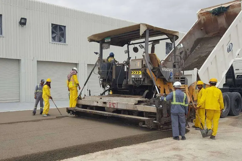 Proceso de pavimentación con RCC llevado a cabo por CEMEX en Emiratos Árabes. (Cedida) 