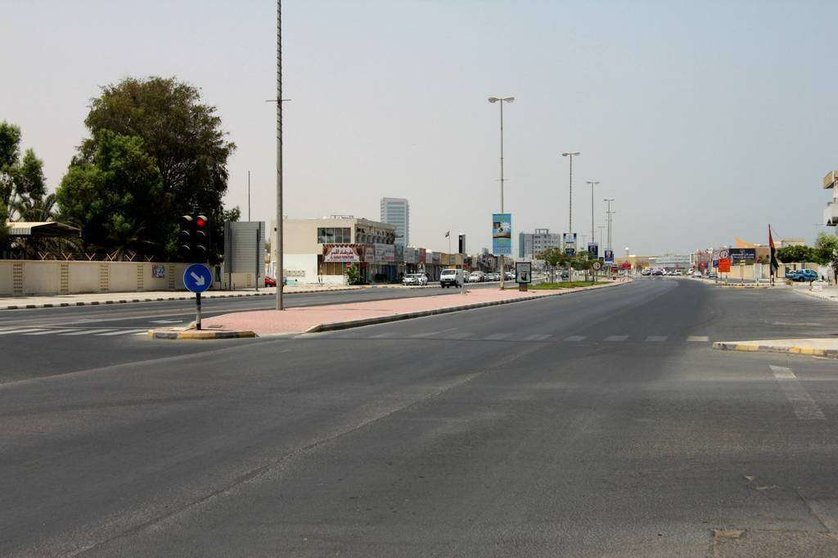 La E11 a su paso por Ras Al Khaimah City presentaba un aspecto desértico en la mañana del viernes. (EL CORREO)