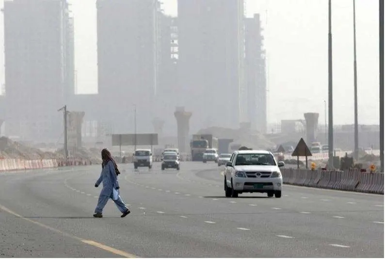 Un trabajador cruza una carretera en Dubai. (Fuente externa)