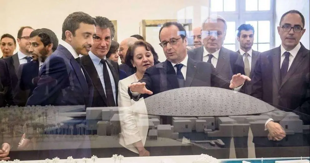 El presidente francés junto al ministro de Exteriores de EAU.