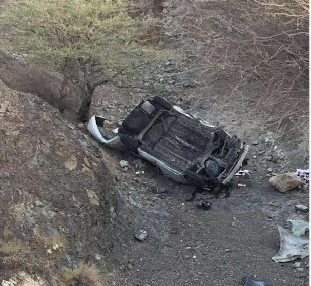Uno de los coches se precipitó en un valle.