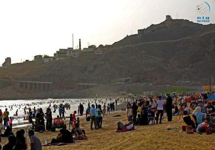 Un momento de la fiesta en la playa de Adén.