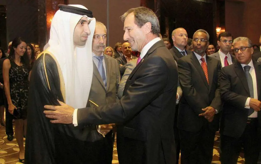 El embajador de Argentina, Fernando de Martini, conversa con H. E. Dr. Thani Ahmed Al Zeyoudi, ministro de Cambio Climático y Medio Ambiente de EAU. (EL CORREO)