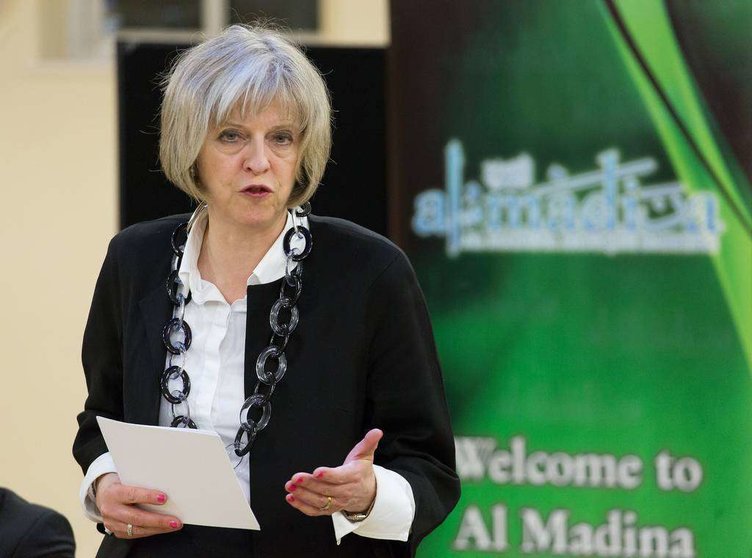 La ministra de Interior de Gran Betraña, Theresa May, durante una visita a una mezquita en Londres. (UK Home Office)