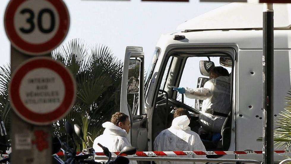 La policía inspecciona el camión del atentado de NIza. (EFE)