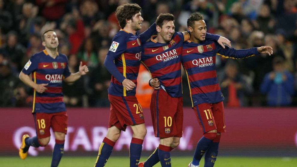 Jugadores del Barcelona celebran un gol con la camiseta de Qatar Airways.