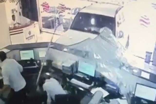 Las cámaras de seguridad de la tienda registraron el momento en que el vehículo se empotró en el local.