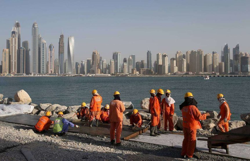 Un grupo de trabajadores de una construcción en Dubai.