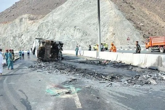 El autobús quedó completamente calcinado tras el accidente. (Policía de Sharjah)