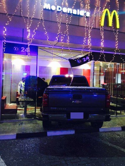 El vehículo que quedó empotrado en un McDonalds en Ajman.